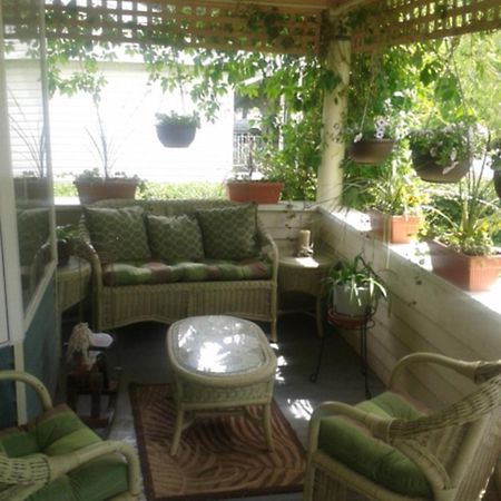 Phoenix House B&B Stettler ภายนอก รูปภาพ