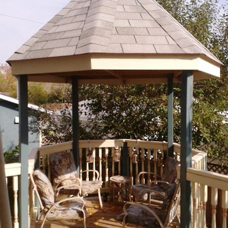 Phoenix House B&B Stettler ภายนอก รูปภาพ