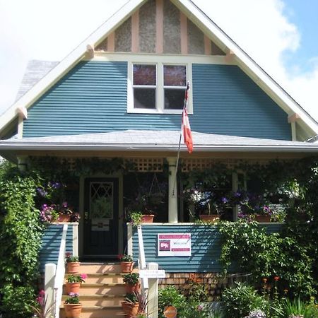 Phoenix House B&B Stettler ภายนอก รูปภาพ