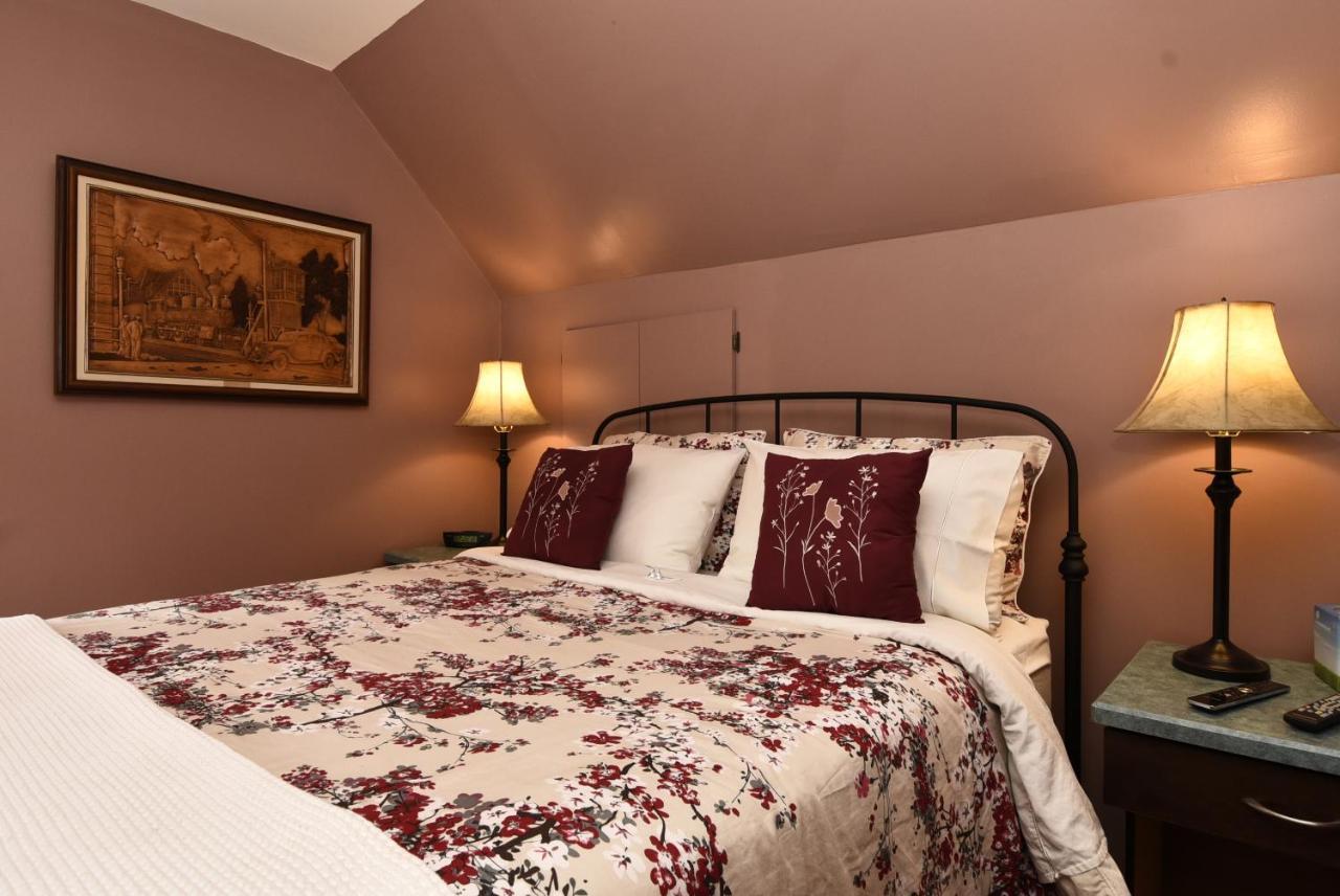 Phoenix House B&B Stettler ภายนอก รูปภาพ