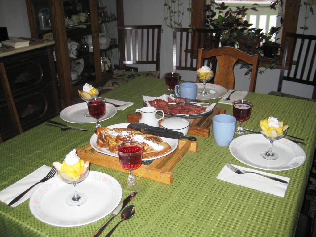 Phoenix House B&B Stettler ภายนอก รูปภาพ