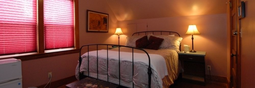 Phoenix House B&B Stettler ภายนอก รูปภาพ