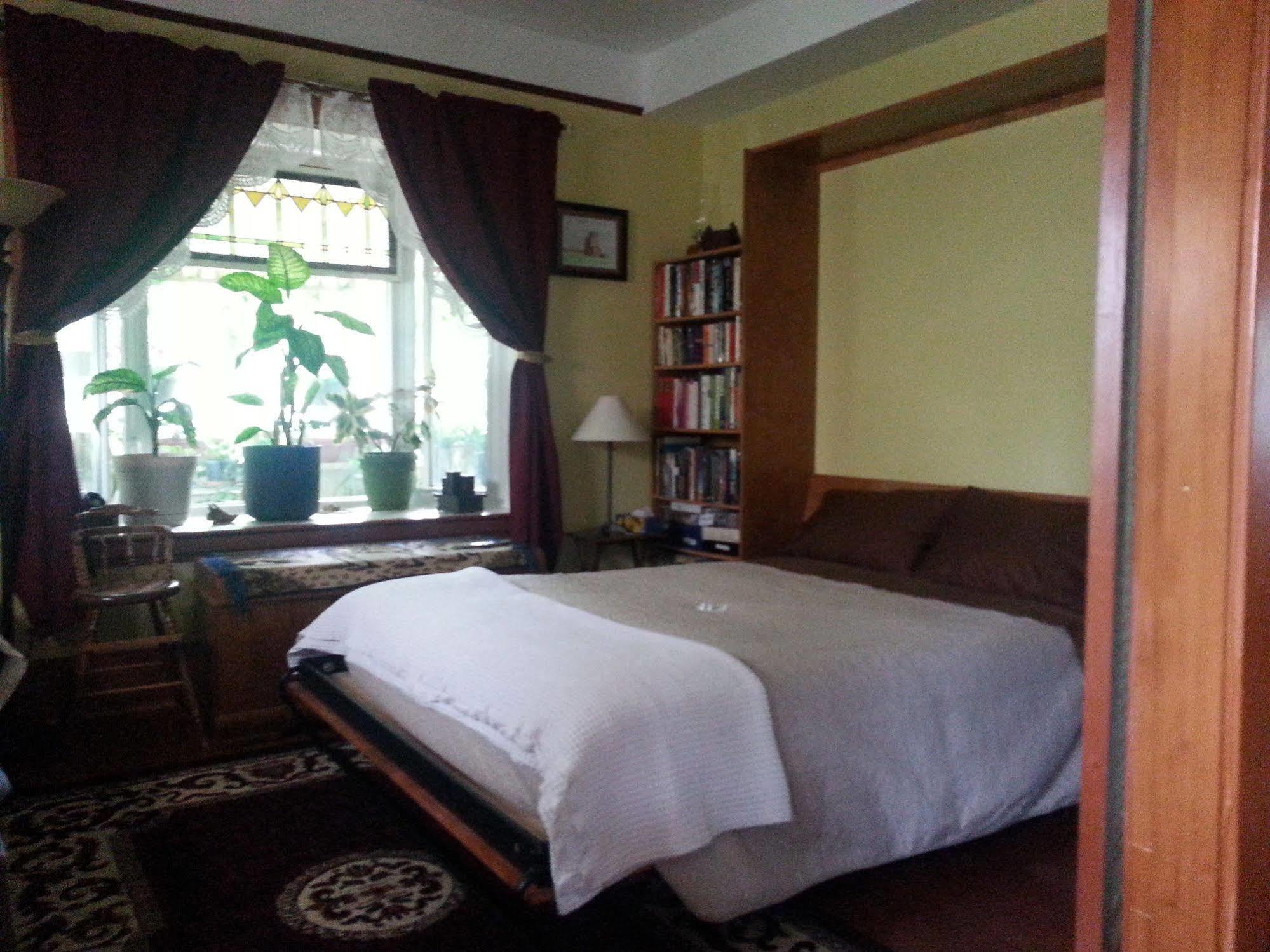 Phoenix House B&B Stettler ภายนอก รูปภาพ