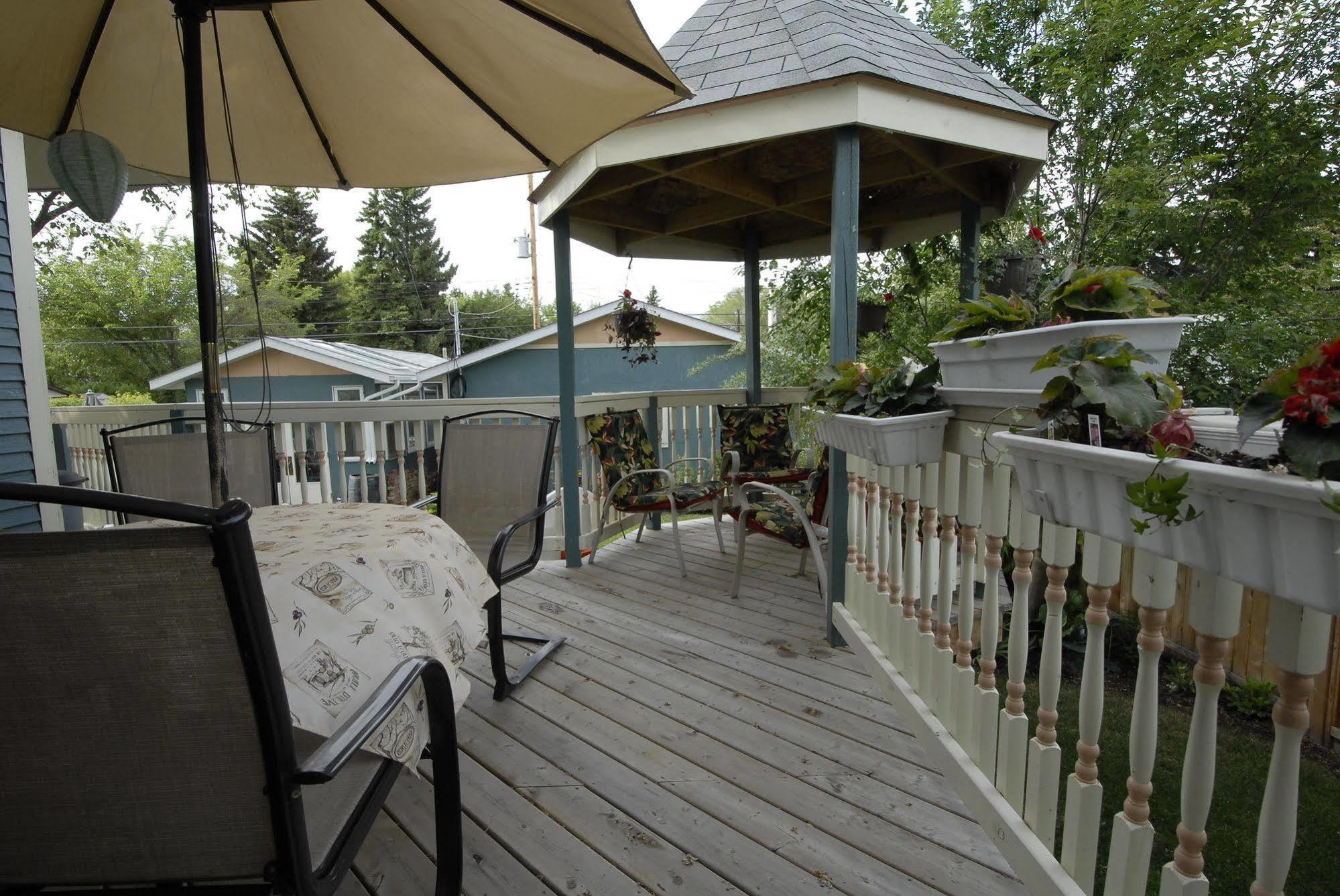 Phoenix House B&B Stettler ภายนอก รูปภาพ